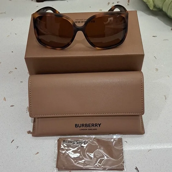 NWT Burberry sunglasses - Picture 2 of 9